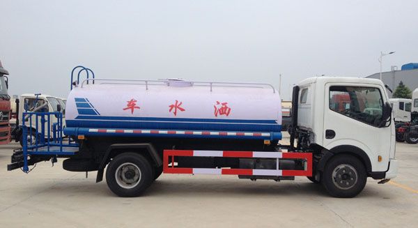 東風輕型綠化噴灑車