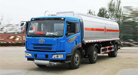 解放小三軸化工液體運輸車
